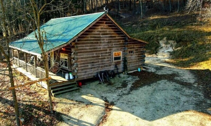 Crawford County Cabin | Cozy Larsen Hunters Rustic Cabin with Kitchen & Pet-Friendly