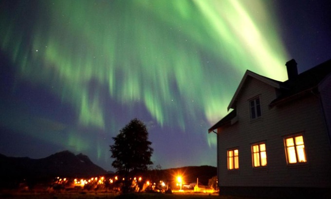 Tromso House | Family-Friendly Larseng Kystferie with Hot Tub & Breakfast