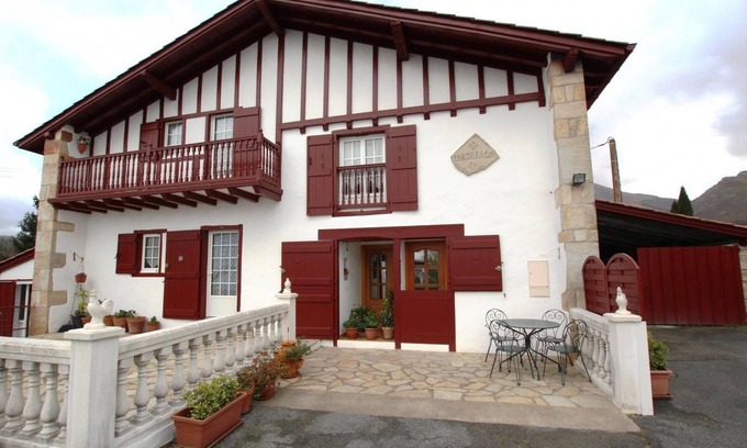 Sare House | Discover Larzabalea Gîte: Family-Friendly Stay in Sare