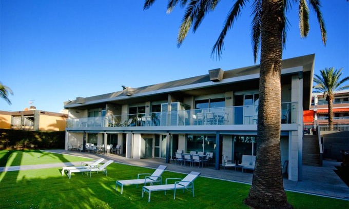 San Agustin Apartment | Relax at Las Barcas: Family-Friendly 4-Star Escape