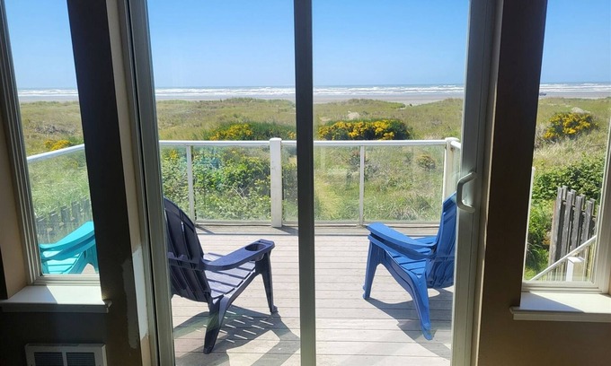 Moclips House | Las Brisas: Unmatched Ocean Views with Pet-Friendly Comfort