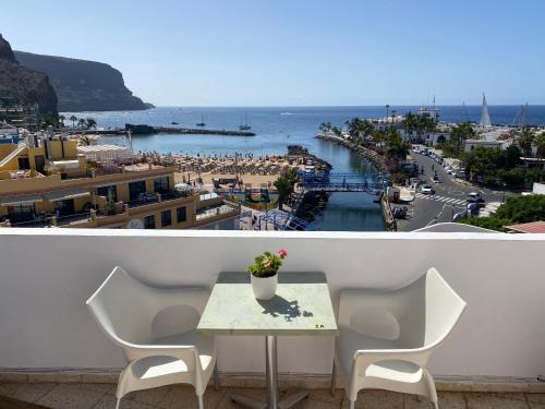 Lomo Quiebre Apartment | Oceanfront Las Brisas Mogan Apartamentos with Family Amenities