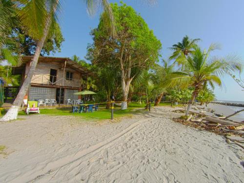 Necocli House | Cozy Las Cabañas de Mario: Oceanfront Bliss Awaits