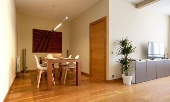 Logrono City Centre Apartment | Explore Las Columnas: Family-Friendly with Parking Access