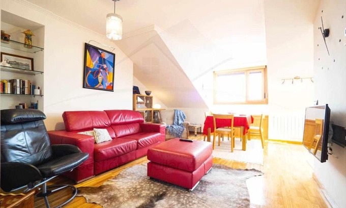 Cimadevilla Apartment | Pet-Friendly Las Gaviotas Playa with Private Parking