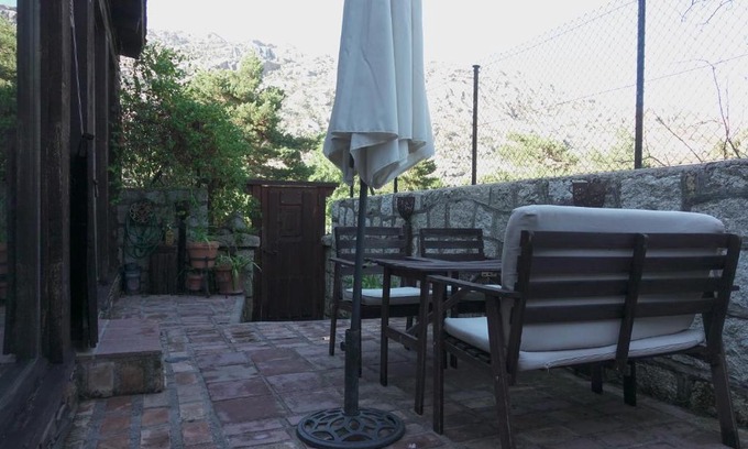 Manzanares el Real House | Experience Las Horas Perdidas: Pet-Friendly Getaway