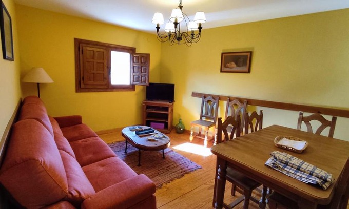 Valle de Valdelaguna House | Pet-Friendly Retreat at Las Hoyas I y II - Rated 9/10