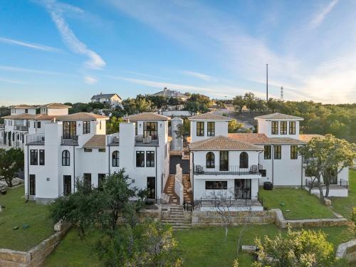 Spicewood Apartment | Explore Las Luces: Pet-Friendly Retreat with Pool & Hot Tub
