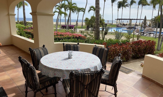 Zona Hotelera Condo | Beachfront Retreat: Las Mananitas 2BR Condo with Pool
