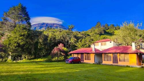 Banos de Agua Santa Bed & Breakfast | Relaxing Getaway at Orquideas Runtun with Pool & Hot Tub
