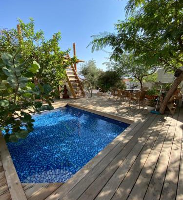 Eilat Apartment | Experience Las Palmas: Oceanfront Paradise with Pool & Pets