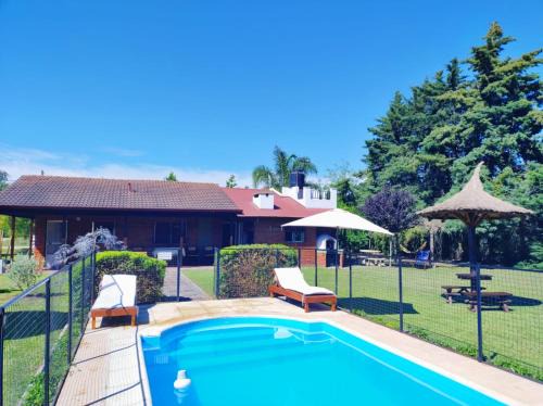 Villa Lia House | Welcoming Las Palmeras: Pet-Friendly Oceanfront Retreat