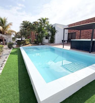 Playas House | Las Palmeras: Pet-Friendly Retreat with Hot Tub Bliss