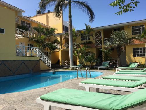 Huanchaco Hotel | Relax at Las Palmeras de Huanchaco with Pool & Breakfast