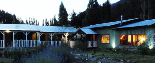Epuyen Hotel | Discover Las Pitras Lodge: Top-Rated Stay with Pool & Breakfast