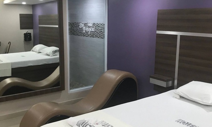 Santa Isabel House | Pet-Friendly Queen Suite at Las Vegas Hotel with Spa & Breakfast