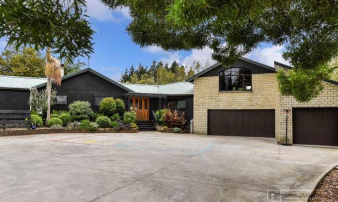 Dairy Flat House | Top-Rated Lascelles Escape: Pet-Friendly with Hot Tub