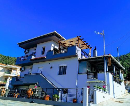 Chrisi Akti House | Relax at Laskarina's House with Ocean View & Pet Friendly