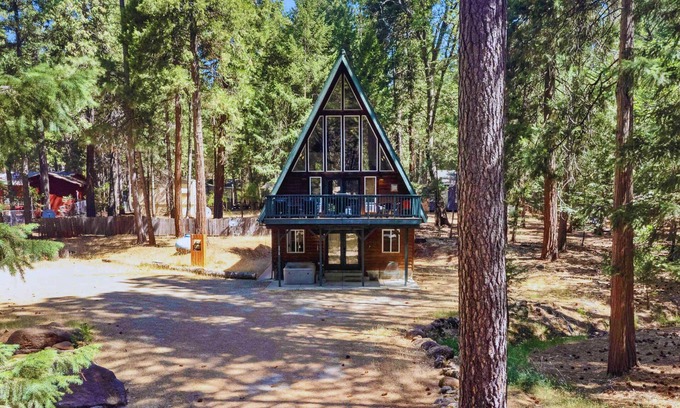Shingletown Cabin | Cozy Lassen A-Frame Cabin with Hot Tub & Pool Access