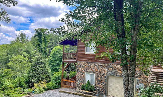 Fleetwood Cabin | Guest Rated 10/10: Cozy Log Cabin with Hot Tub Near Boone