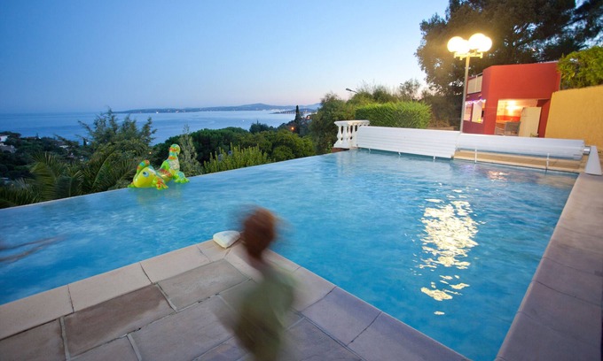 Les Issambres House | Last Minute Offer: Oceanfront Stay with Pool and Breakfast