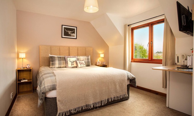 Alness House | Fyrish Retreat: En-Suite with Scenic Garden Views