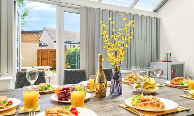 Peterborough House | Last Minute Deals 4BR House of Four Chimneys