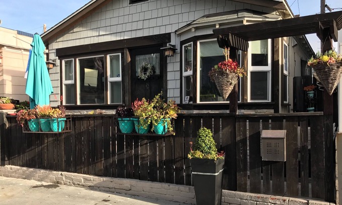 Mission Beach Cottage | Pet-Friendly Retreat with Ocean View Steps from the Beach