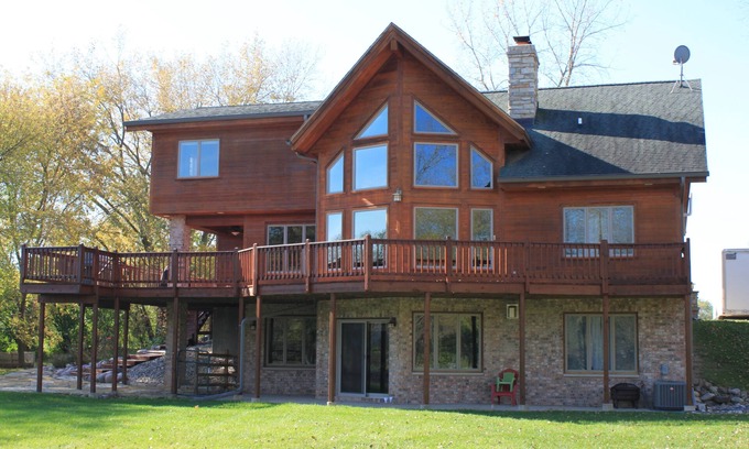 Green Lake House | August Getaway Awaits: Family-Friendly Lake View Rooms