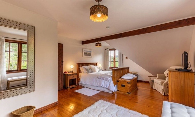 Brightwater House | Last Straw Cottage: Countryside Retreat with Ocean Views
