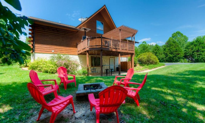Livingston House | Unwind at Latitude Adjustment: Pet & Child Friendly Retreat