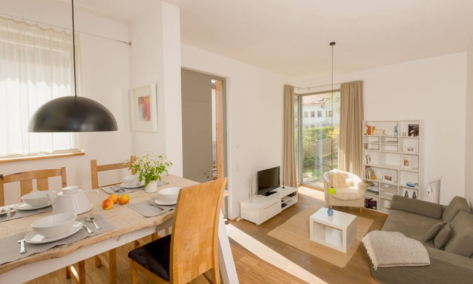 Laubegast Apartment | Laubegast Domicile: Family-Friendly Stay with Pool & Breakfast