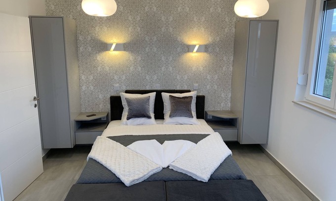 Turanj Apartment | Laudato XXL Deluxe Apartment: Free Jacuzzi & Bikes Included