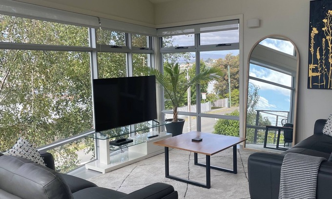 West Launceston House | Guest Rated 9.8: Launceston View Townhouse with Kitchen