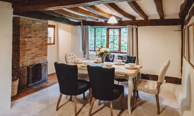 Loughborough House | Guest Rated 10/10: Family-Friendly Laundry Cottage Retreat