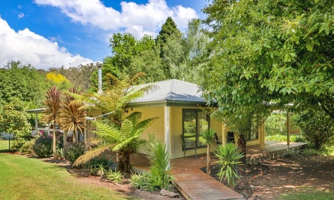 Jamieson Cottage | Laurel Berry Lodge - Pet friendly cottage