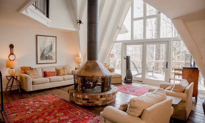 Lake Sequoyah House | Laurel Cottage: Prime Location with Pool & Breakfast