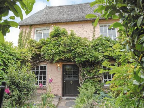 Stoke Gabriel House | Experience Comfort at Laurel Cottage - 5 Star Rated Retreat