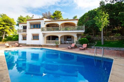 El Tosalet House | Laurel Hotel: Family-Friendly Retreat with Pool & 9.5 Rating