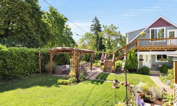 Cully House | Urban Retreat in Vibrant Cully Neighborhood with Kitchen