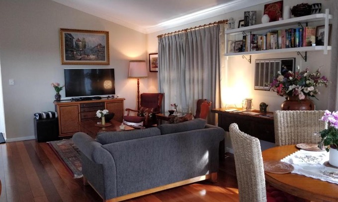 Springwood Apartment | Laurel House: Family-Friendly Stay with Pool and Breakfast
