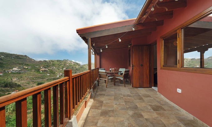 Agulo Apartment | 'Laurel' Room with Mountain Views, Wi-Fi, and Air Conditioning - SilboHolidays