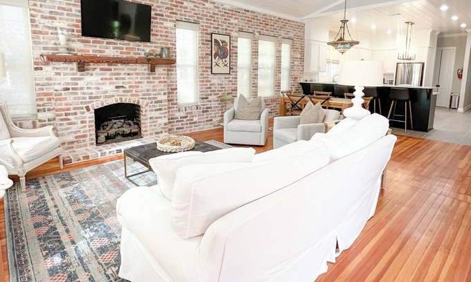 Laurel House | Premier Stay at Heart of Historic Laurel with Unique Amenities