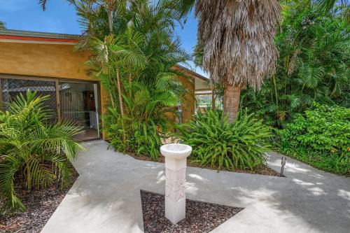 North Deep Creek Bed & Breakfast | Relax at Laurelview Gympie: Oceanfront & Pool Access