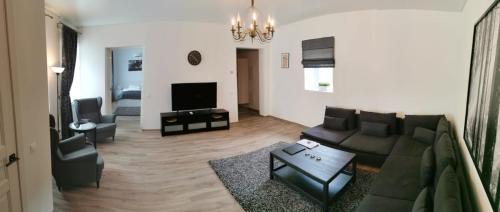 Ukmerge Apartment | Experience Laurentroom Central Park: Pet-Friendly Retreat