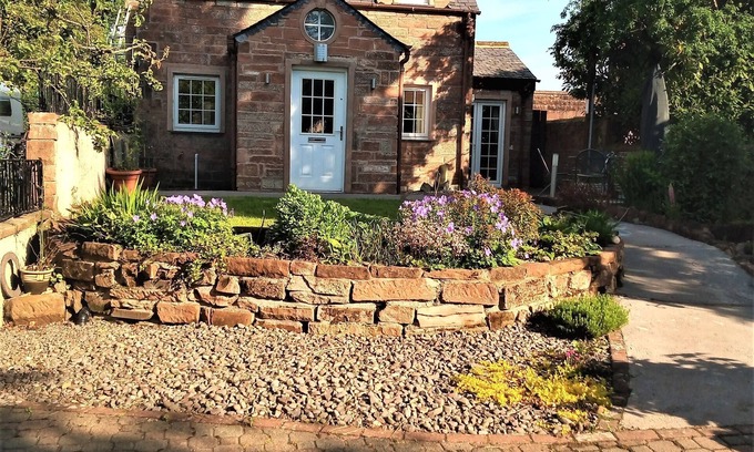 Dumfries Cottage | Laurieknowe Coach House: Family-Friendly Cottage with Breakfast