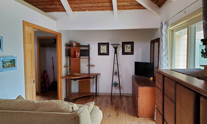 Mark Twain Apartment | Oceanfront Relaxation at Lava Java Inn on Kau Coast