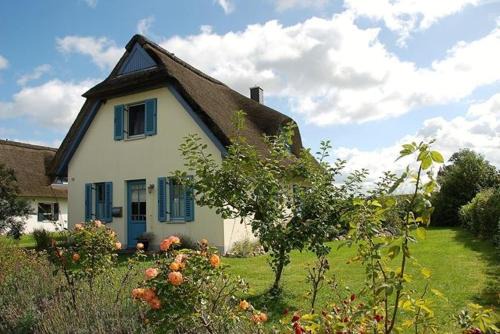Insel Poel House | Discover Lavendel: Pet-Friendly 4-Star Family Retreat