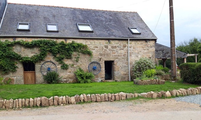 Bulat-Pestivien Cottage | Lavender Breeze Krec-Heur Retreat