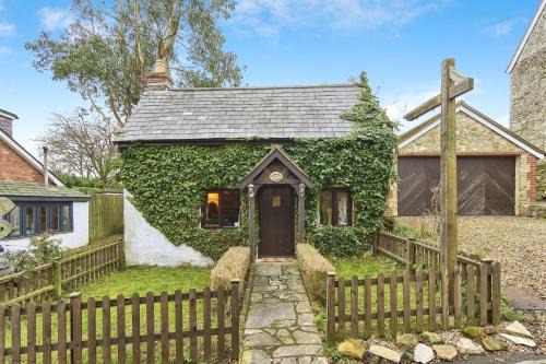 Arreton House | Inviting Lavender Cottage: Highly Rated & Pet-Friendly Stay